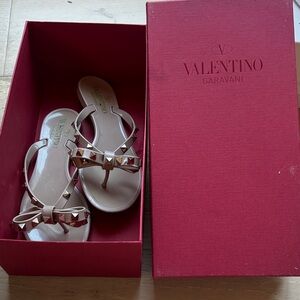 Valentino The Rockstud tan rubber bow thong flip flops sandals beige gold